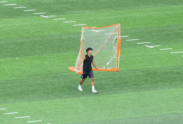 他及時地與